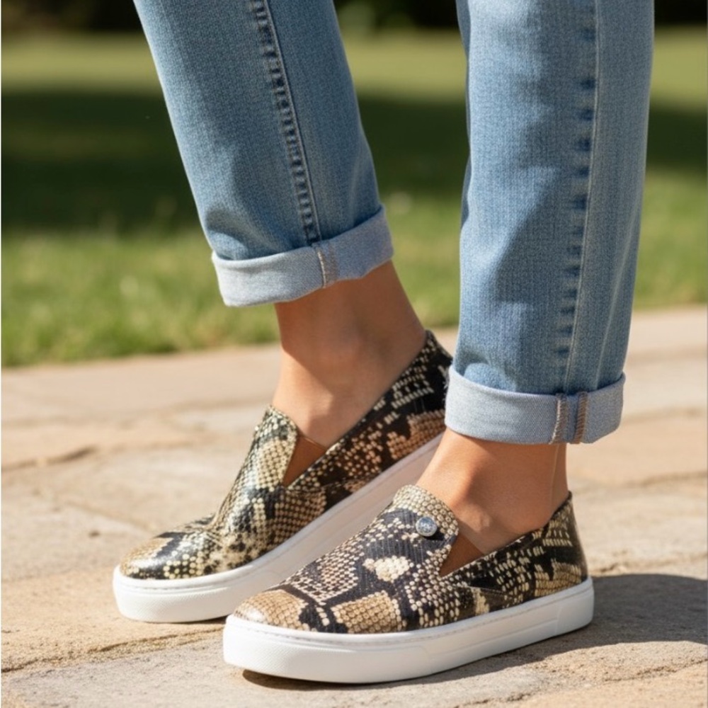 VINCE CAMUTO MARJETTA FAUX LEATHER CASUAL SLIP ON SNEAKERS
